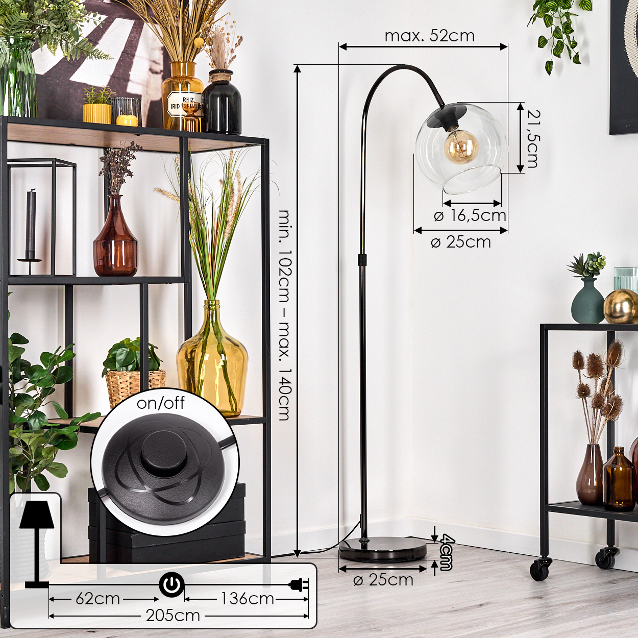 Moderne schwarze Stehlampe mit kugelförmigem Glasschirm, Abmessungen angegeben. Steht neben einem Regal mit Dekorationen.