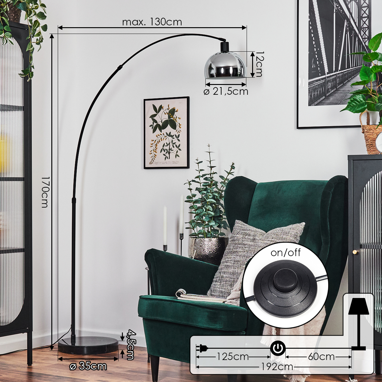 Eine moderne, schwarze Bogen-Stehlampe mit Chromschirm. Sie steht neben einem grünen Sessel, links ein schwarzer Schrank. Maße sind angegeben.