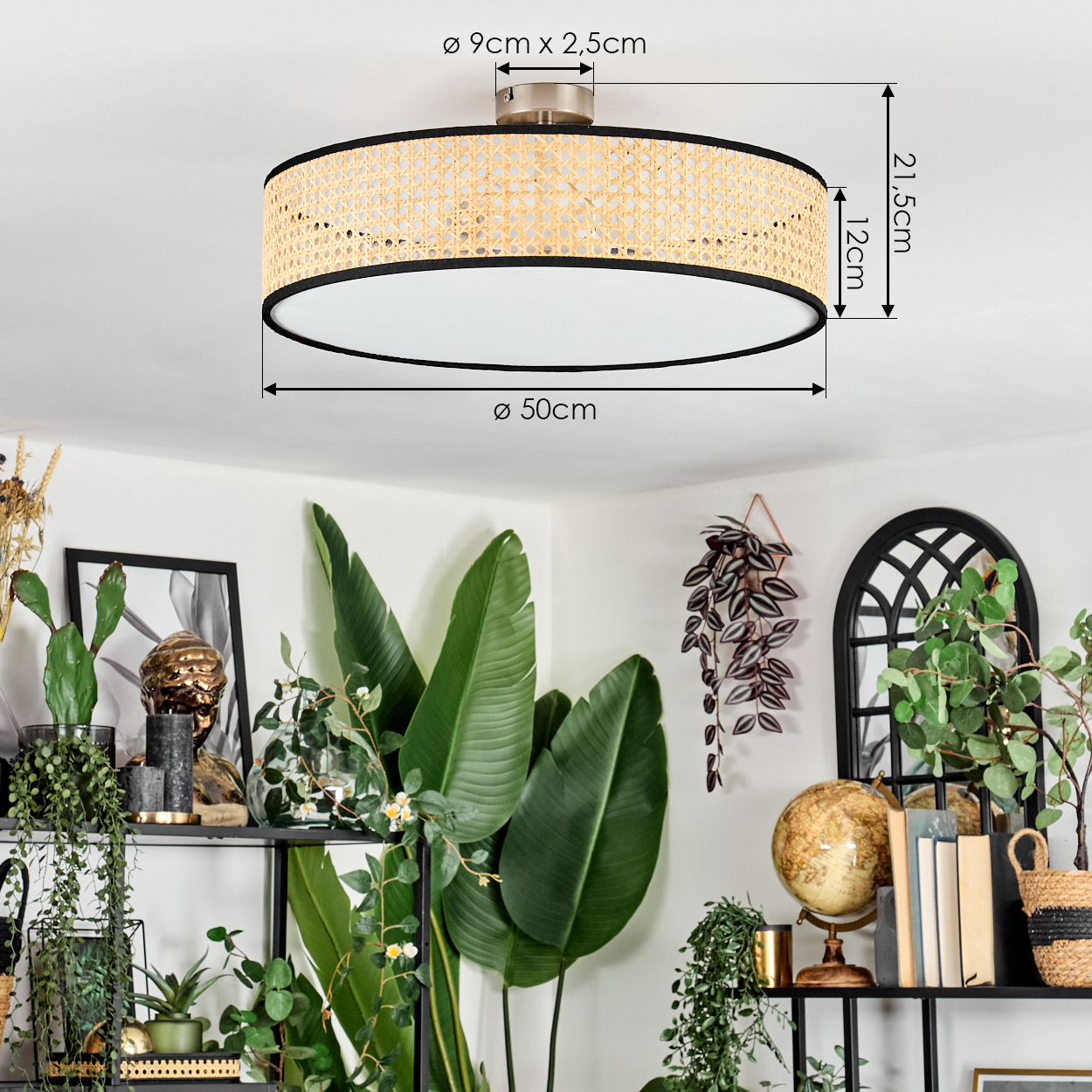 Eine moderne Deckenlampe mit gewebtem Rattanschatten und schwarzem Rand, umgeben von üppigen grünen Pflanzen und Dekoration. Abmessungen sind angezeigt.