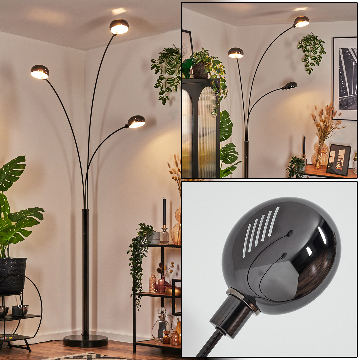 Eine moderne schwarze Stehlampe mit drei Lampenschirmen. Der Hintergrund zeigt Pflanzen, Regale mit Dekoration und ein gerahmtes Bild.