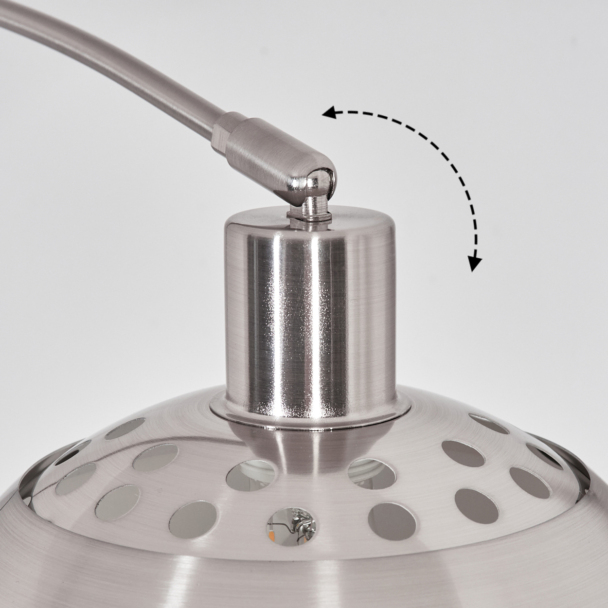 Nahaufnahme einer silbernen Lampe. Die Lampe hat einen gebogenen Arm, einen zylindrischen Sockel und einen perforierten Lampenschirm. Pfeile zeigen die Bewegung.
