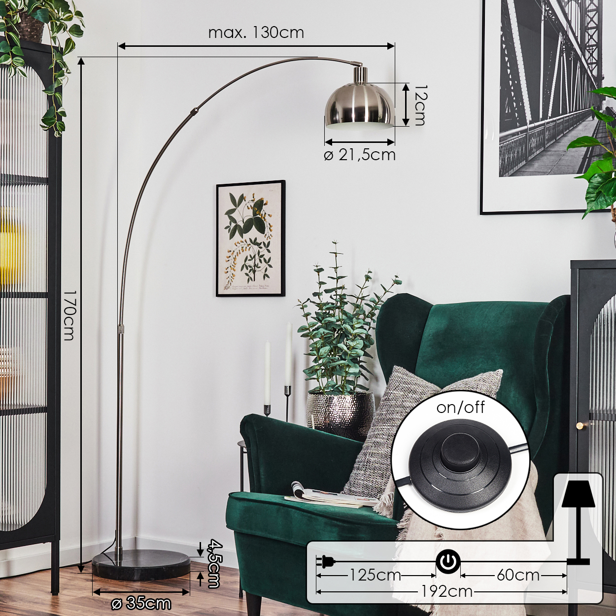 Eine moderne Bogen-Stehlampe mit metallischem Schirm, neben einem grünen Sessel, einer Pflanze und einem botanischen Druck.
