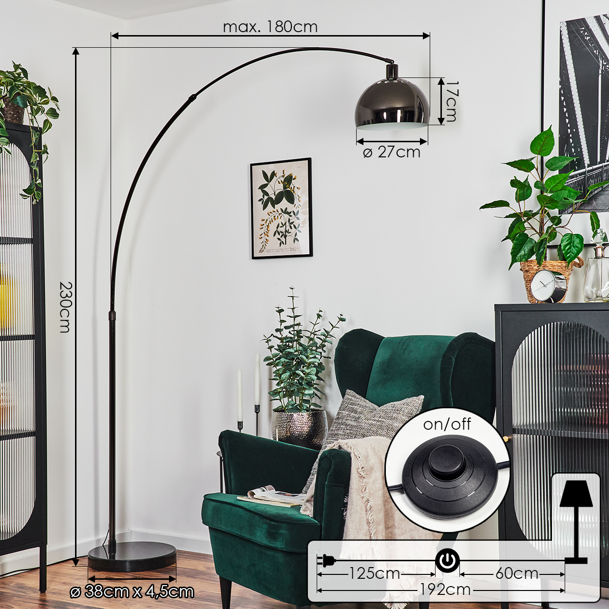 Eine moderne Stehlampe mit gebogenem Arm steht neben einem grünen Sessel. Pflanzen, ein Schrank und ein gerahmtes Bild sind zu sehen.
