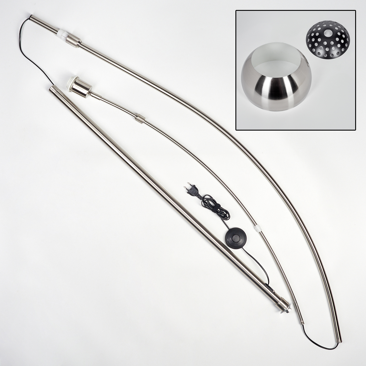 Zerlegte moderne Bogen-Stehleuchte mit Metallrahmen, Schirm und Sockel sowie ein eingesetztes Bild der Lampenschirmelemente.