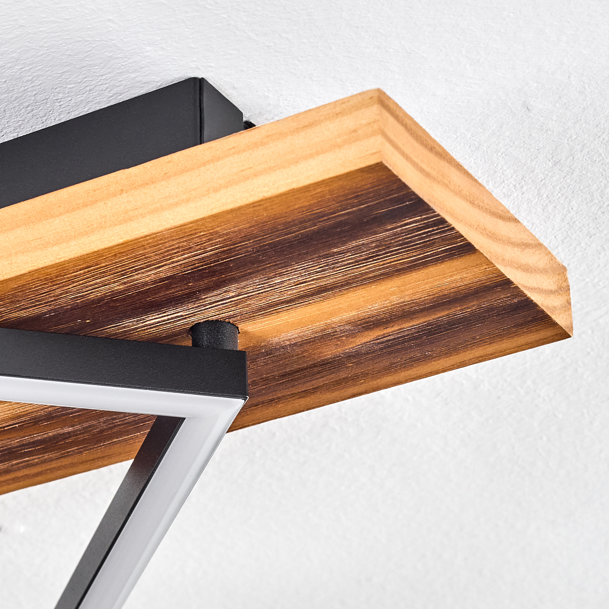 Nahaufnahme eines Holzregals, das an einer weißen Decke befestigt ist. Das Regal ist braun und schwarz und hat einen Metallrahmen.