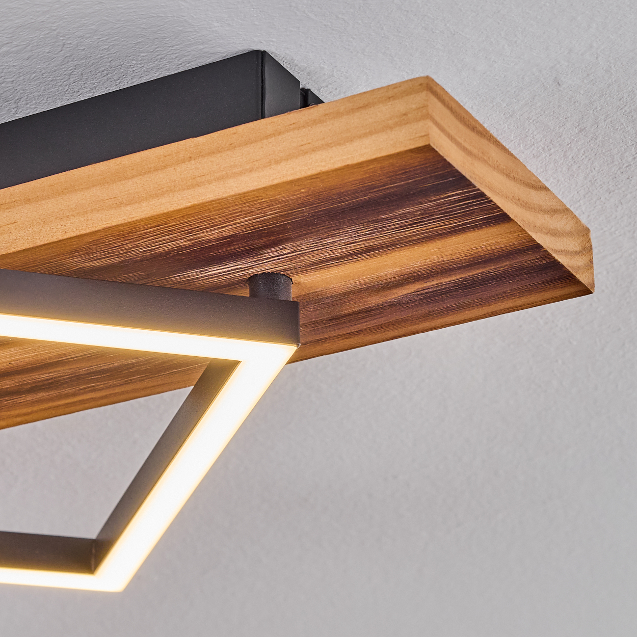 Moderne Deckenleuchte mit Holzbalken, schwarzem Metallrahmen und geometrischem Licht.