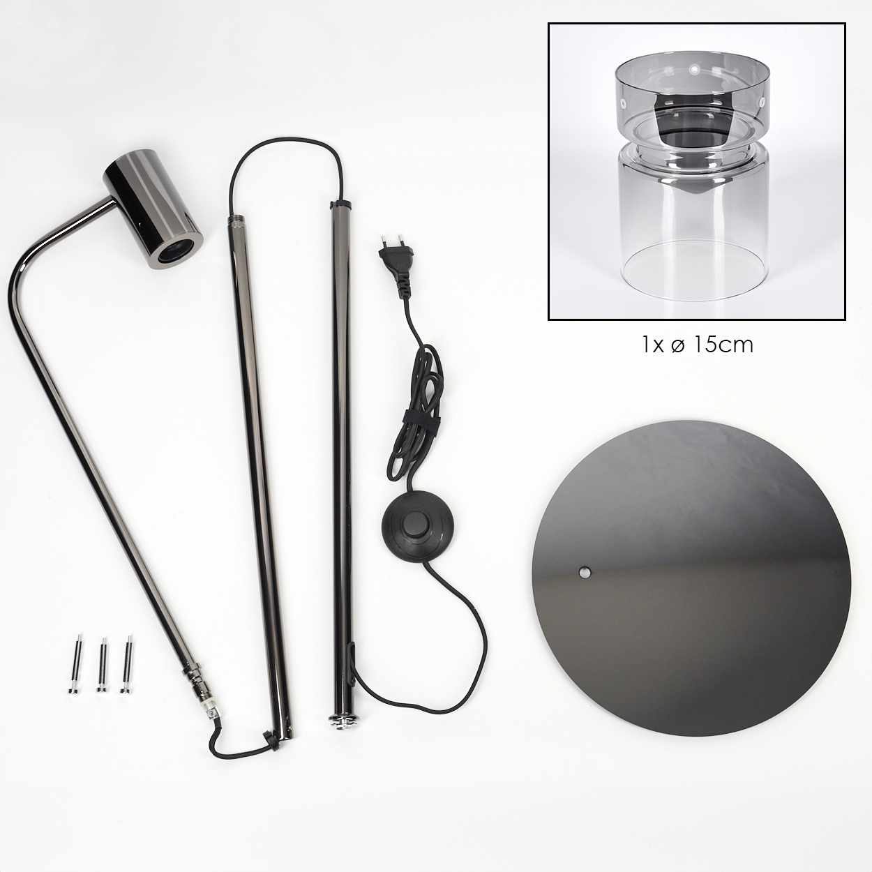 Zerlegte Stehlampe mit Fuß, Stangen, Lampenkopf, Glasschirm und Schrauben. Schwarze und silberne Komponenten auf weißem Hintergrund.