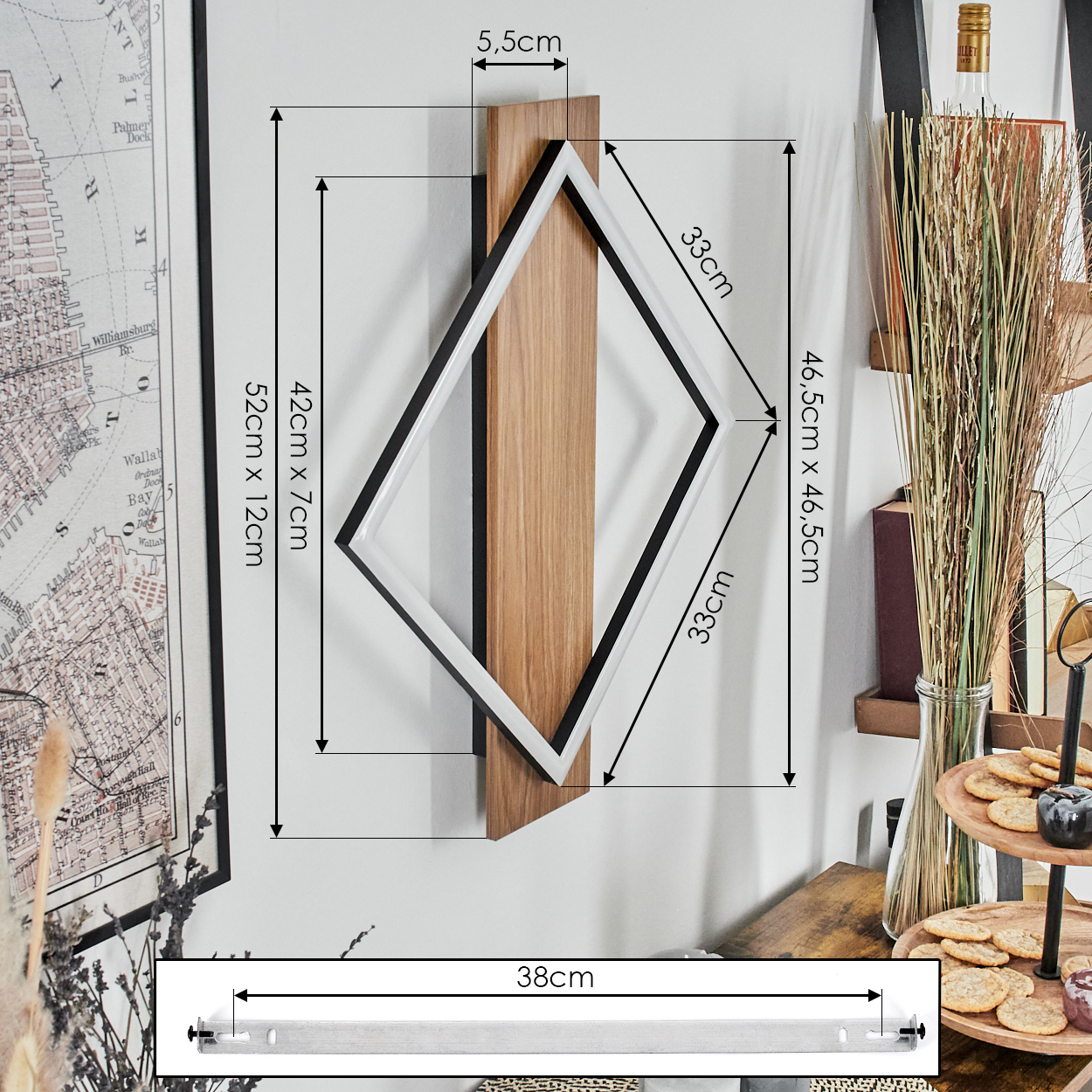 Ein dekoratives Wandstück mit Holzrückwand, weißem und schwarzem rautenförmigem Rahmen und einer Karte. Auch ein Holztisch mit Keksen.