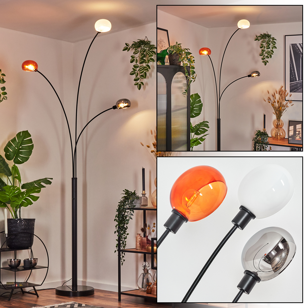 Eine moderne Stehlampe mit drei Glasschirmen: orange, weiß und grau. Pflanzen und dekorative Regale sind im Hintergrund.