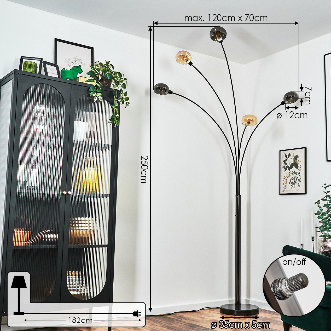 Modernes Wohnzimmer mit schwarzem Schrank, Stehlampe und Dekoration. Die Lampe hat fünf Lichter.
