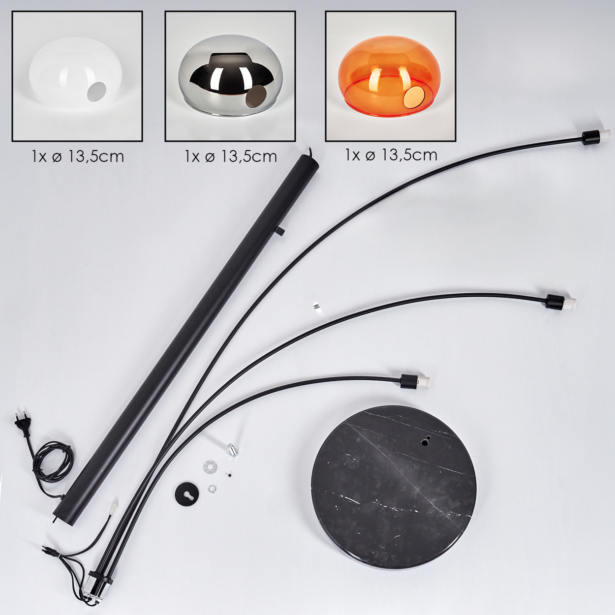 Zerlegte Komponenten einer modernen Lampe: Schirme, Sockel, Arme und schwarze Stange auf weißer Oberfläche.