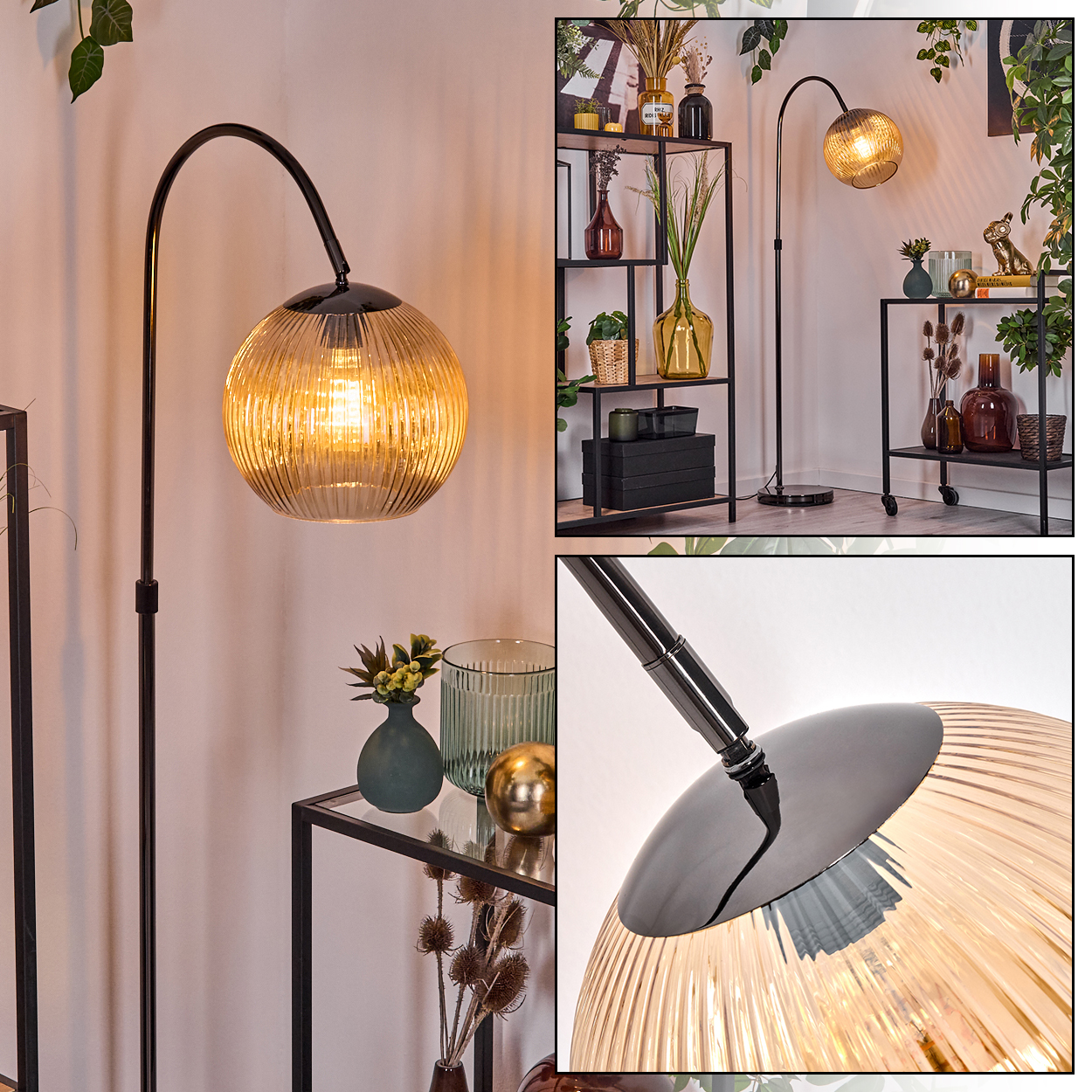 Eine moderne Stehlampe mit kugelförmigem, geripptem Glasschirm. Regale mit Vasen und Dekorationen im Hintergrund.