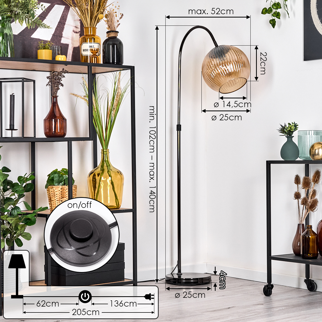 Eine moderne Stehlampe mit gebogenem Arm und kugelförmigem Lampenschirm steht neben einem Regal mit Dekorationsartikeln.