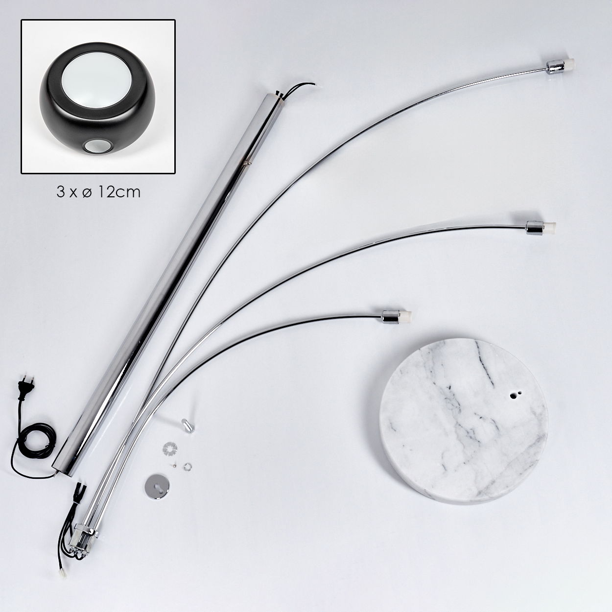 Zerlegte moderne Lampe auf Weiß. Teile umfassen Chromstangen, gebogene Arme, Marmorsockel und einen schwarzen Lampenkopf. Kabel und Schrauben sind sichtbar.