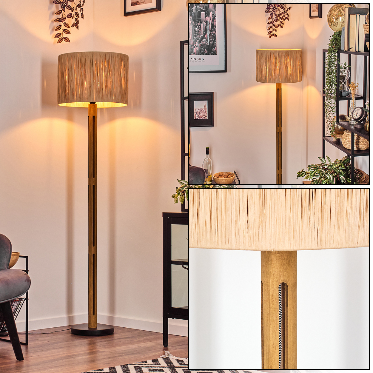 Eine hohe Stehlampe mit beigem Schirm steht in einem Raum. Die Lampe ist aus Holz, der Hintergrund zeigt ein Regal und Bilder.