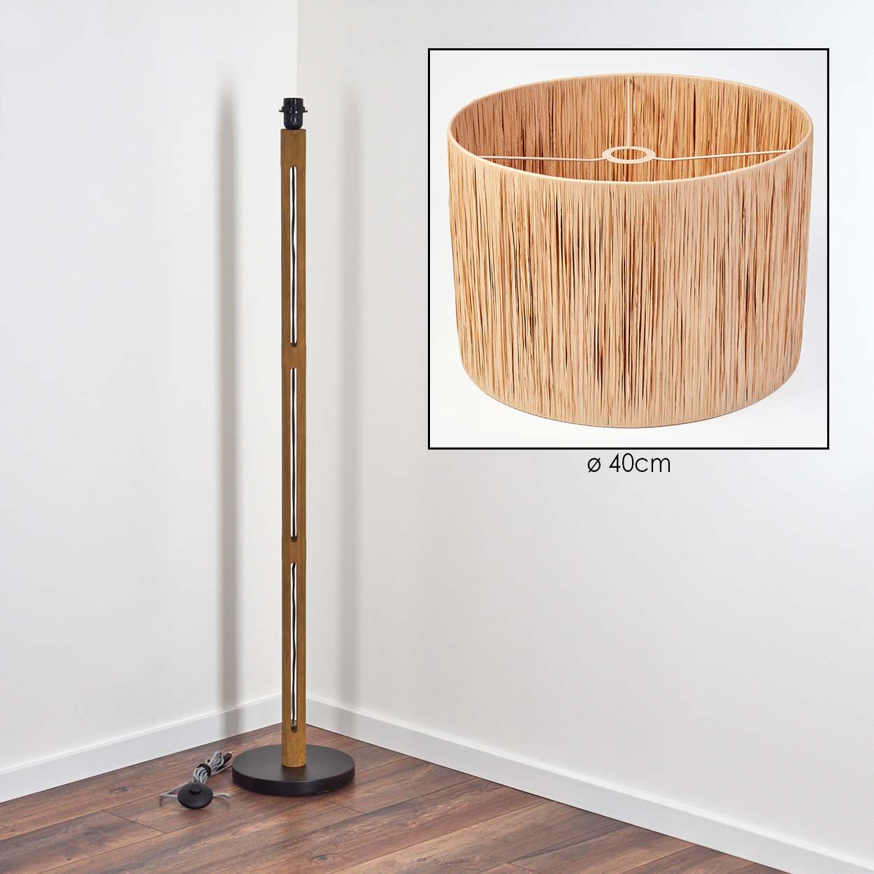 Eine Stehlampe mit Holzrahmen und Lampenschirm. Der Lampenschirm ist zylindrisch und aus gewebtem Material.