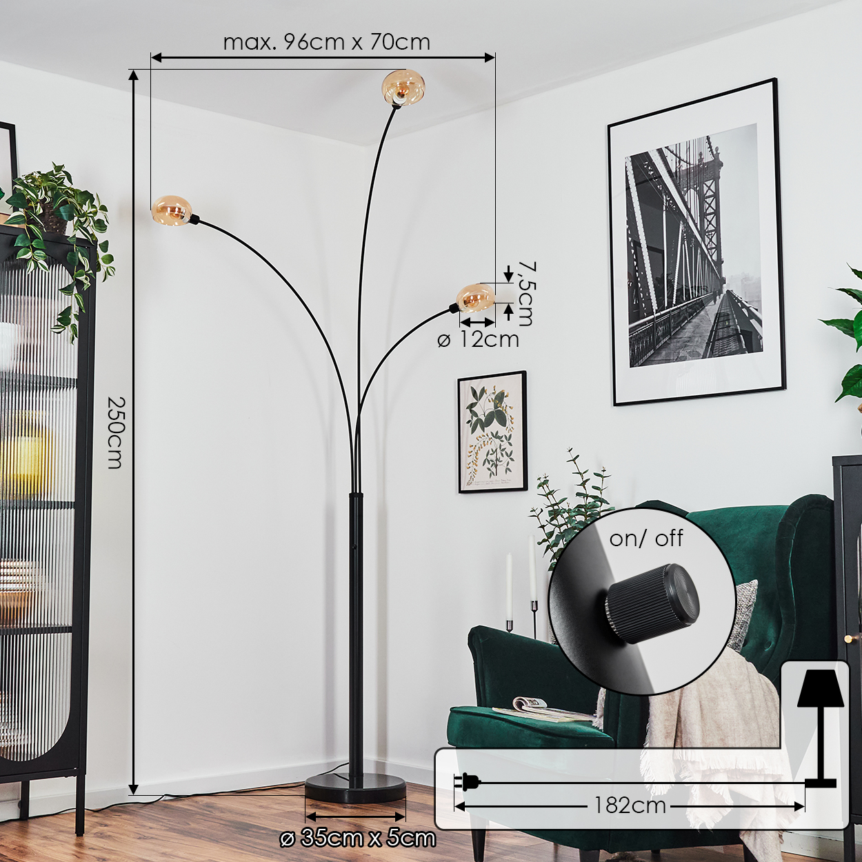 Eine schwarze Stehlampe mit drei Lichtern, ein grüner Sessel und ein gerahmtes Bild an einer weißen Wand. Abmessungen sind enthalten.