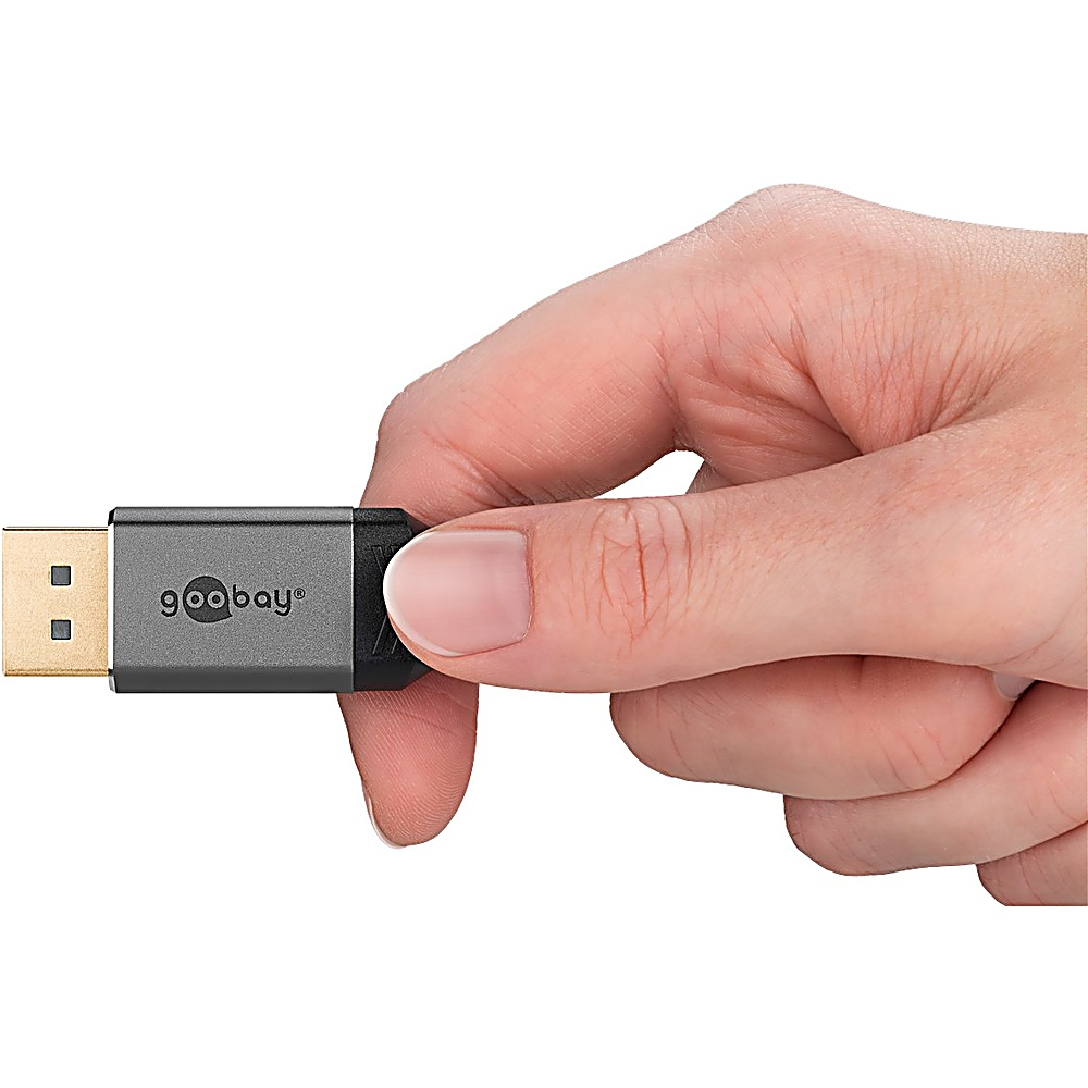 Een hand houdt een grijze en zwarte Goobay-adapter vast. De adapter heeft een goudkleurige connector en staat tegen een witte achtergrond.