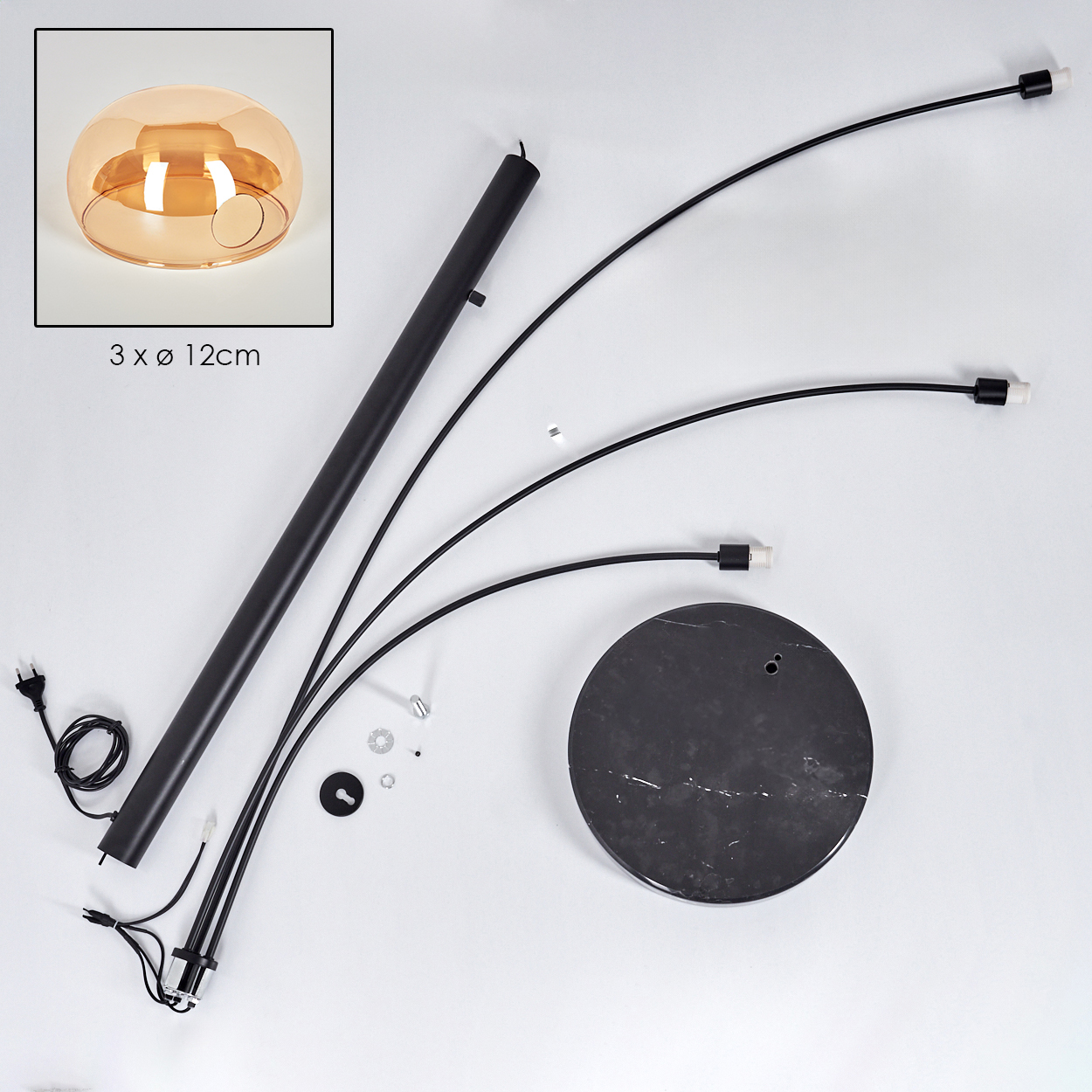 Zerlegte moderne Lampe. Enthält schwarze Stangen, einen Marmorsockel, bernsteinfarbene Glasschirme und verschiedene Kleinteile.