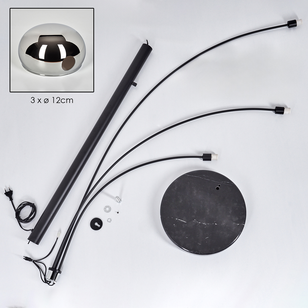Zerlegte Teile einer schwarzen Stehlampe. Enthält Fuß, gebogene Arme, Lampenkopf und eine schwarze Stange.