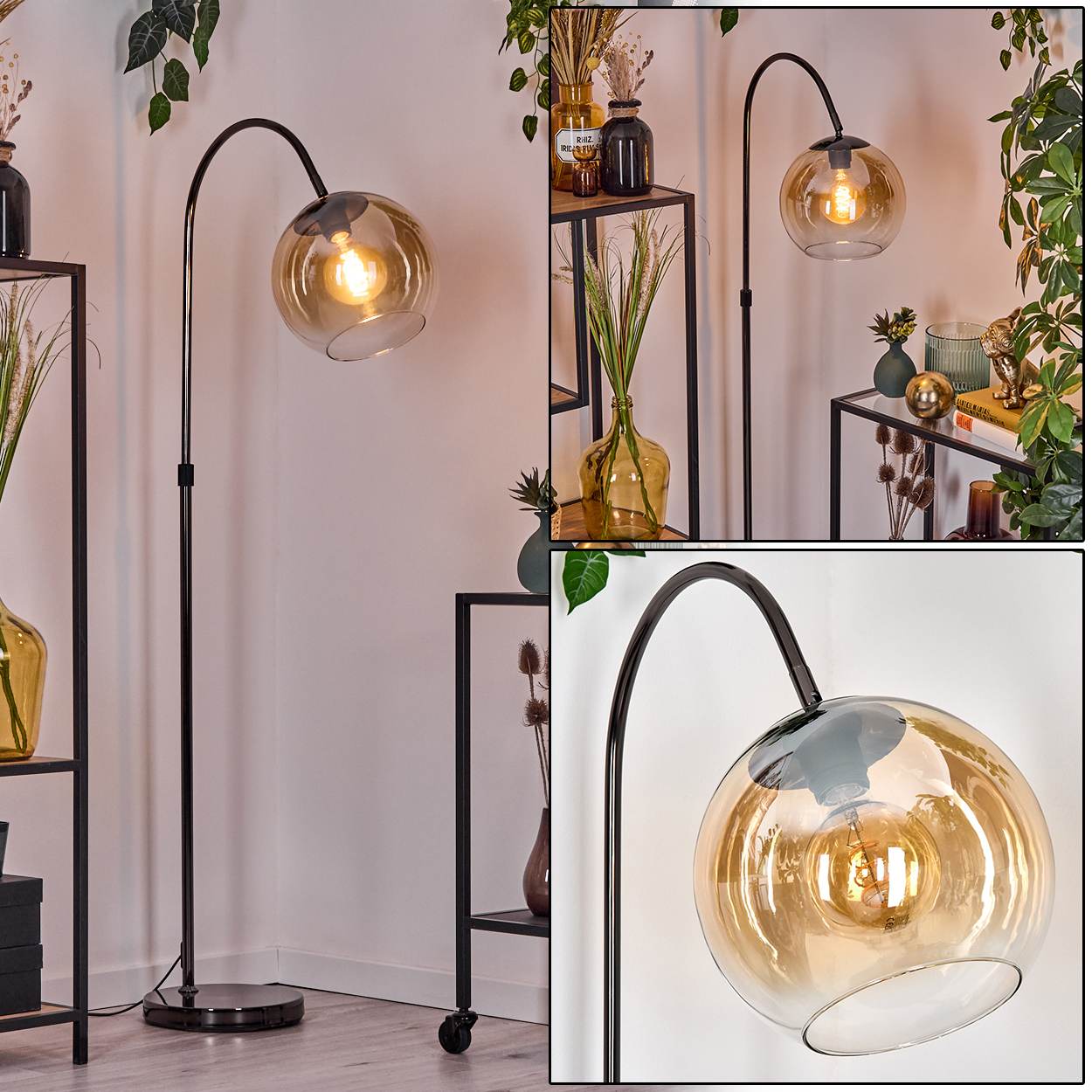 Eine moderne Stehlampe mit großem bernsteinfarbenem Glasschirm, schwarzem Rahmen und rundem Sockel steht in einer Ecke mit Dekoration.