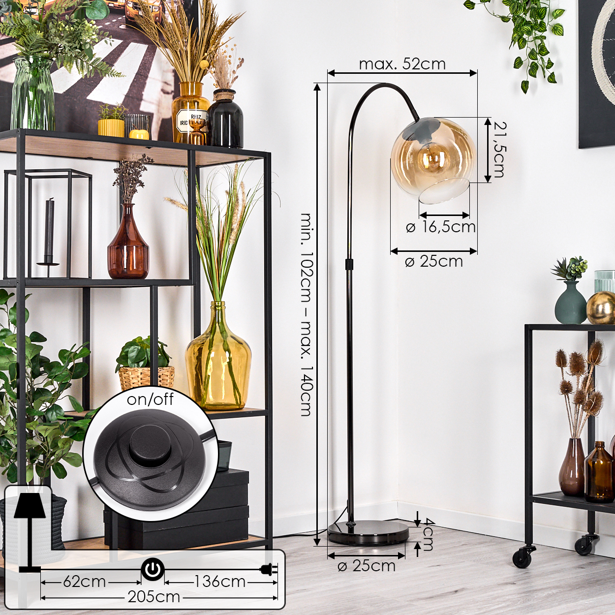 Eine moderne Stehlampe mit gebogenem Arm und rundem, bernsteinfarbenem Glasschirm. Sie steht neben einem schwarzen Regal mit Vasen und Pflanzen.