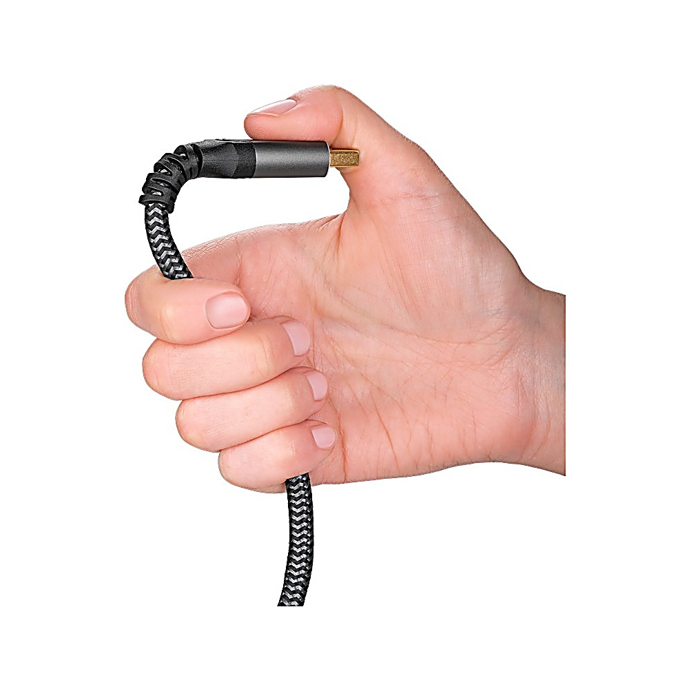 Een hand houdt een zwart-grijze gevlochten kabel vast met een zwarte connector en een goudkleurige punt.