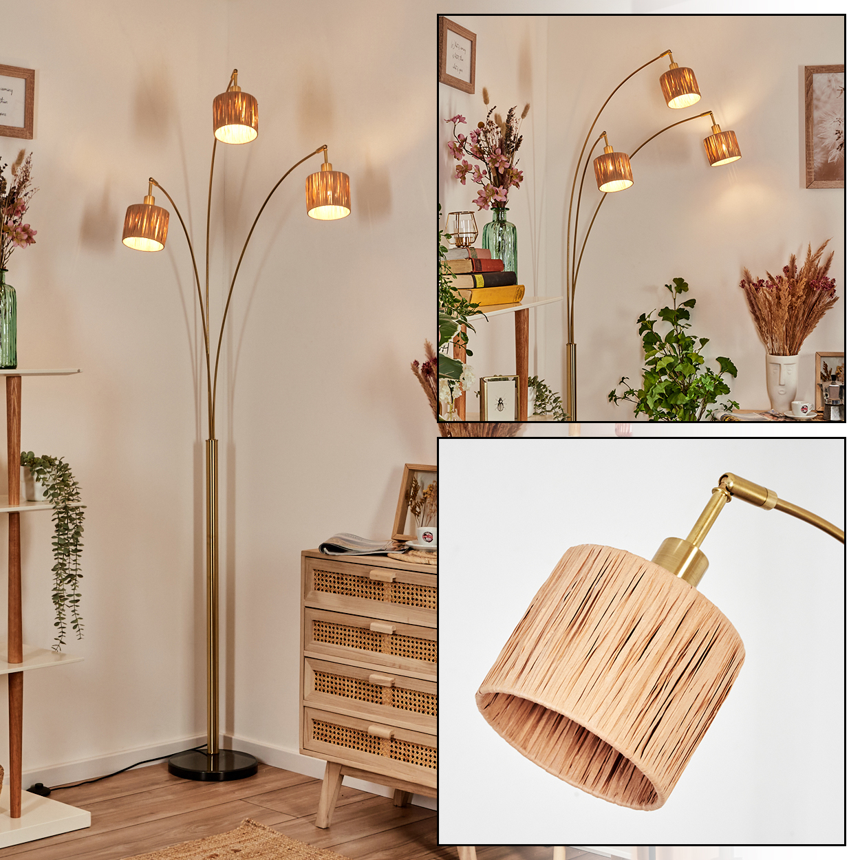 Eine goldene Stehlampe mit drei Lampenschirmen. Daneben eine Holzkommode, Pflanzen und Dekorationsartikel. Der Hintergrund ist eine weiße Wand.