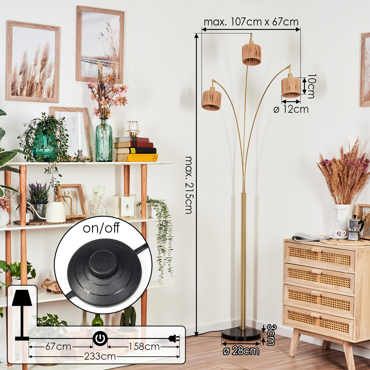 Eine goldene Stehlampe mit drei Schirmen, rundem Fuß und Fußschalter. Es gibt einen Holzschrank und Regale mit Dekoration.