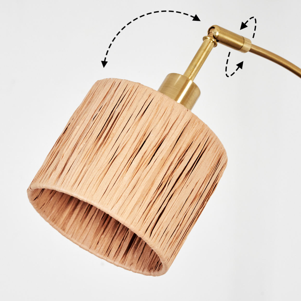 Nahaufnahme einer Lampe. Beigefarbener, strukturierter Lampenschirm. Goldfarbener Metallrahmen. Weißer Hintergrund. Pfeile zeigen verstellbare Teile.