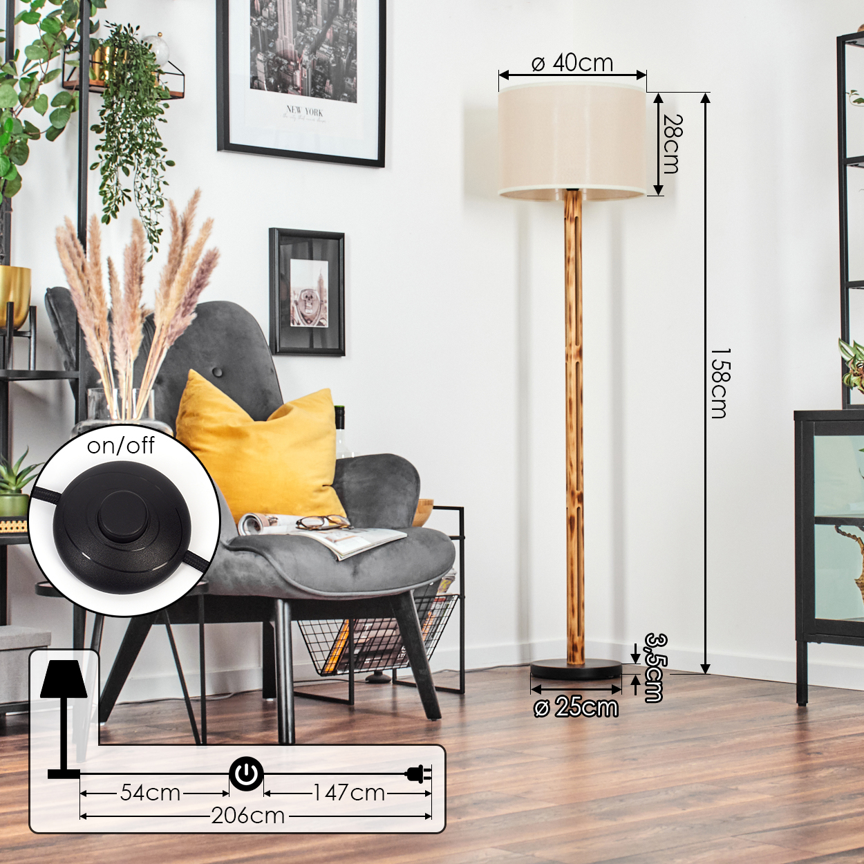 Eine Stehlampe mit beigem Lampenschirm steht neben einem grauen Sessel mit gelbem Kissen. Ein New York-Bild hängt an der Wand.