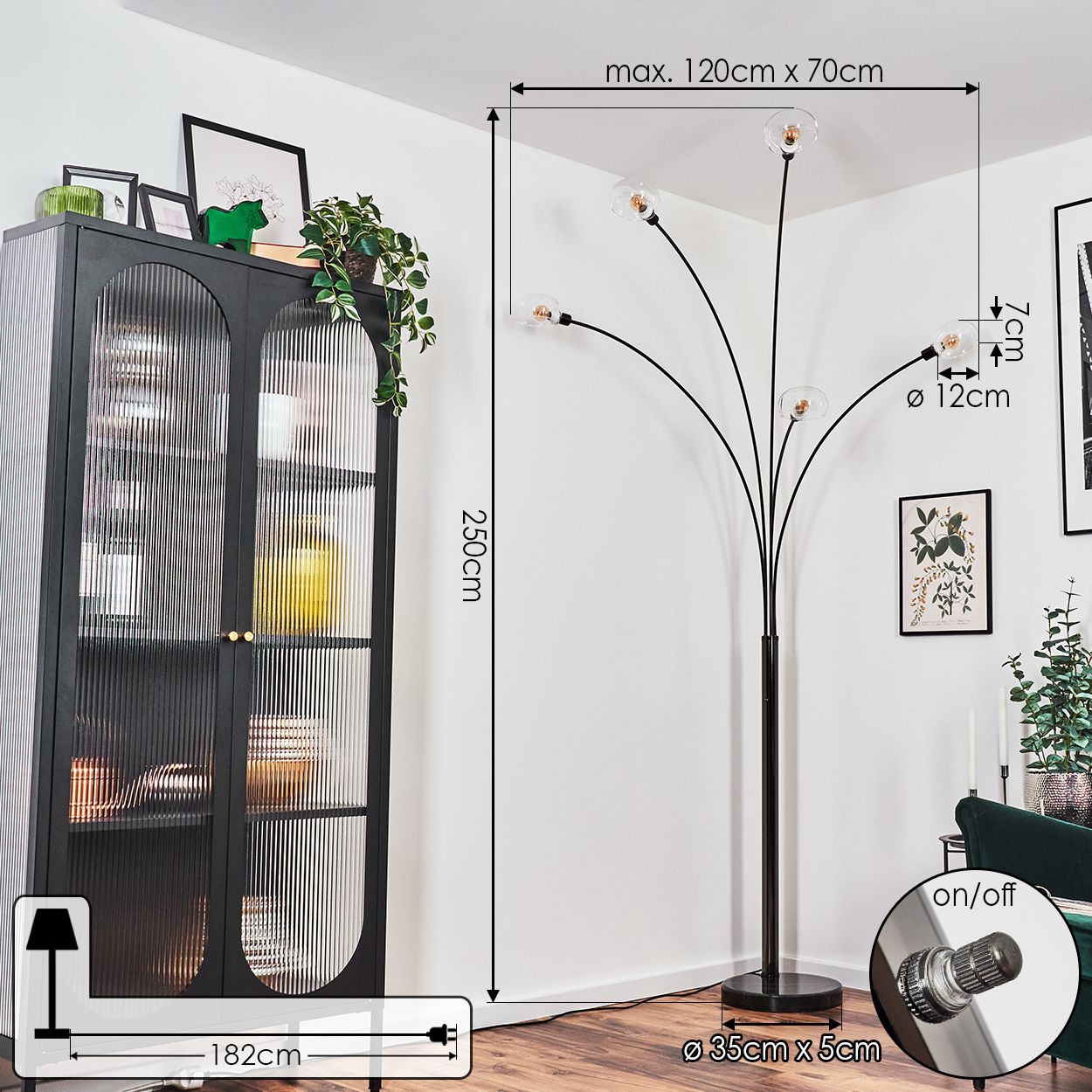 Eine schwarze Stehlampe mit fünf Glühbirnen steht neben einem schwarzen Schrank. Die Abmessungen sind angegeben, mit Sofa und Kunst im Hintergrund.