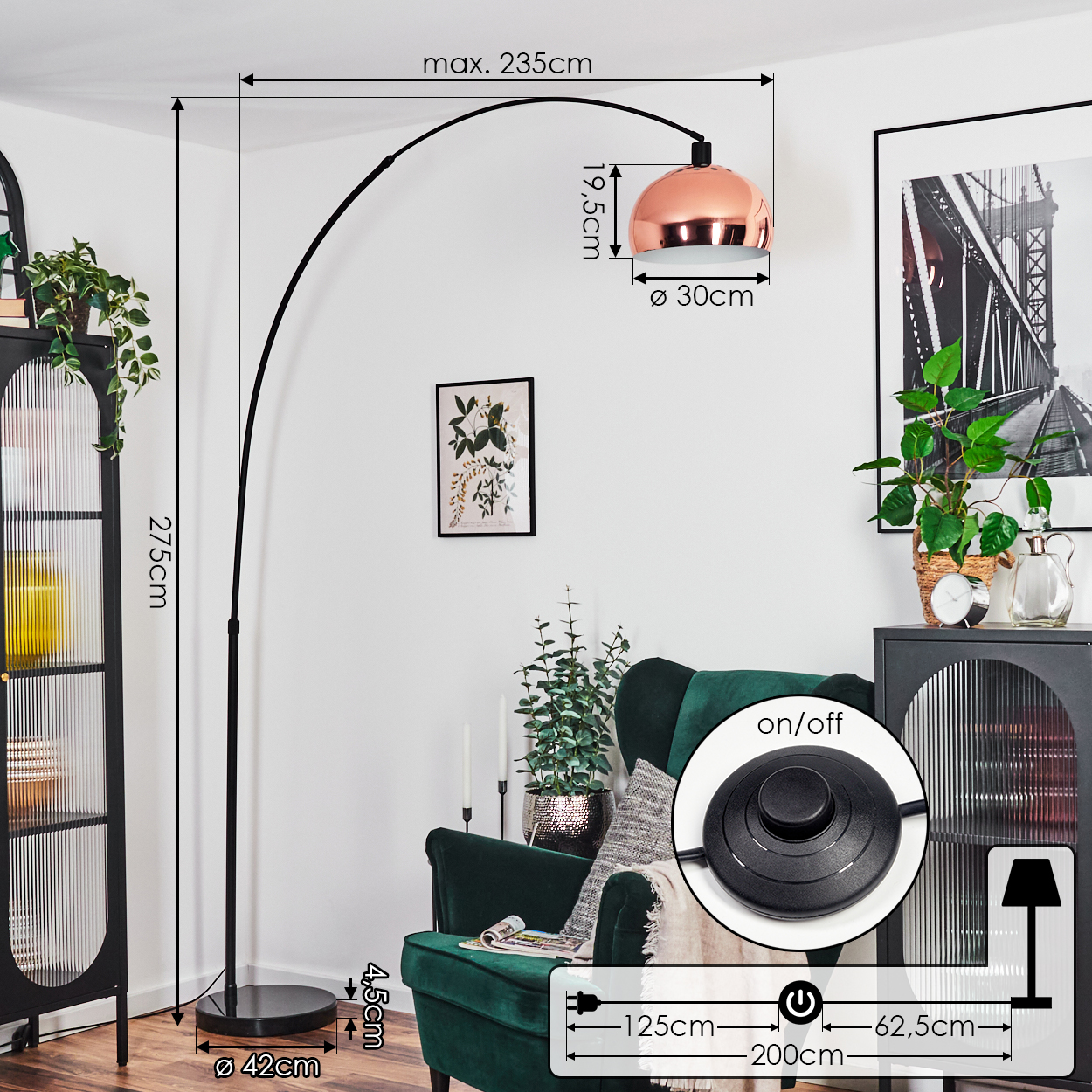 Modernes Wohnzimmer mit Bogen-Stehleuchte, grünem Sessel und schwarzem Schrank. Maße zeigen Lampengröße und Details.