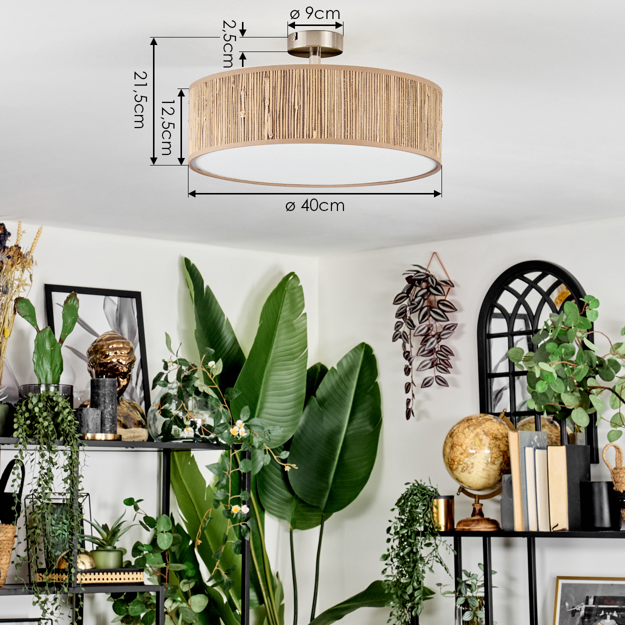 Eine Deckenlampe mit gewebtem Schirm steht im Mittelpunkt. Der Hintergrund zeigt Pflanzen und Regale mit Dekorationen.