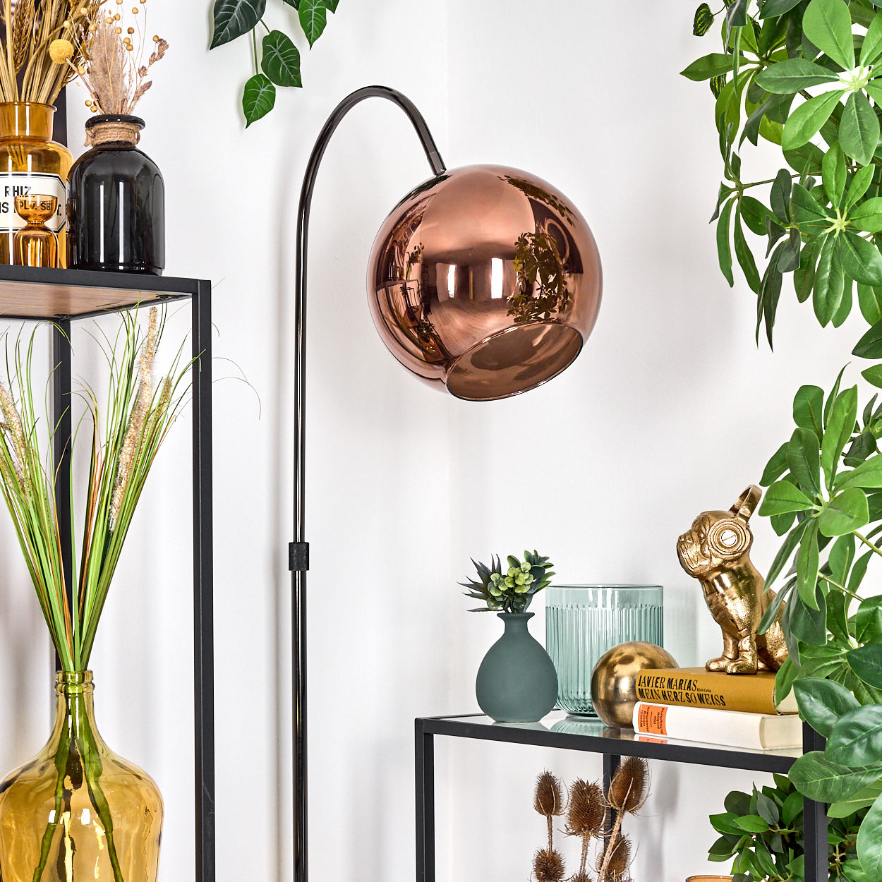 Kupferlampe, Regale mit Vasen, Pflanzen und goldener Hundestatue. Die Szene ist drinnen mit weißer Wand im Hintergrund.