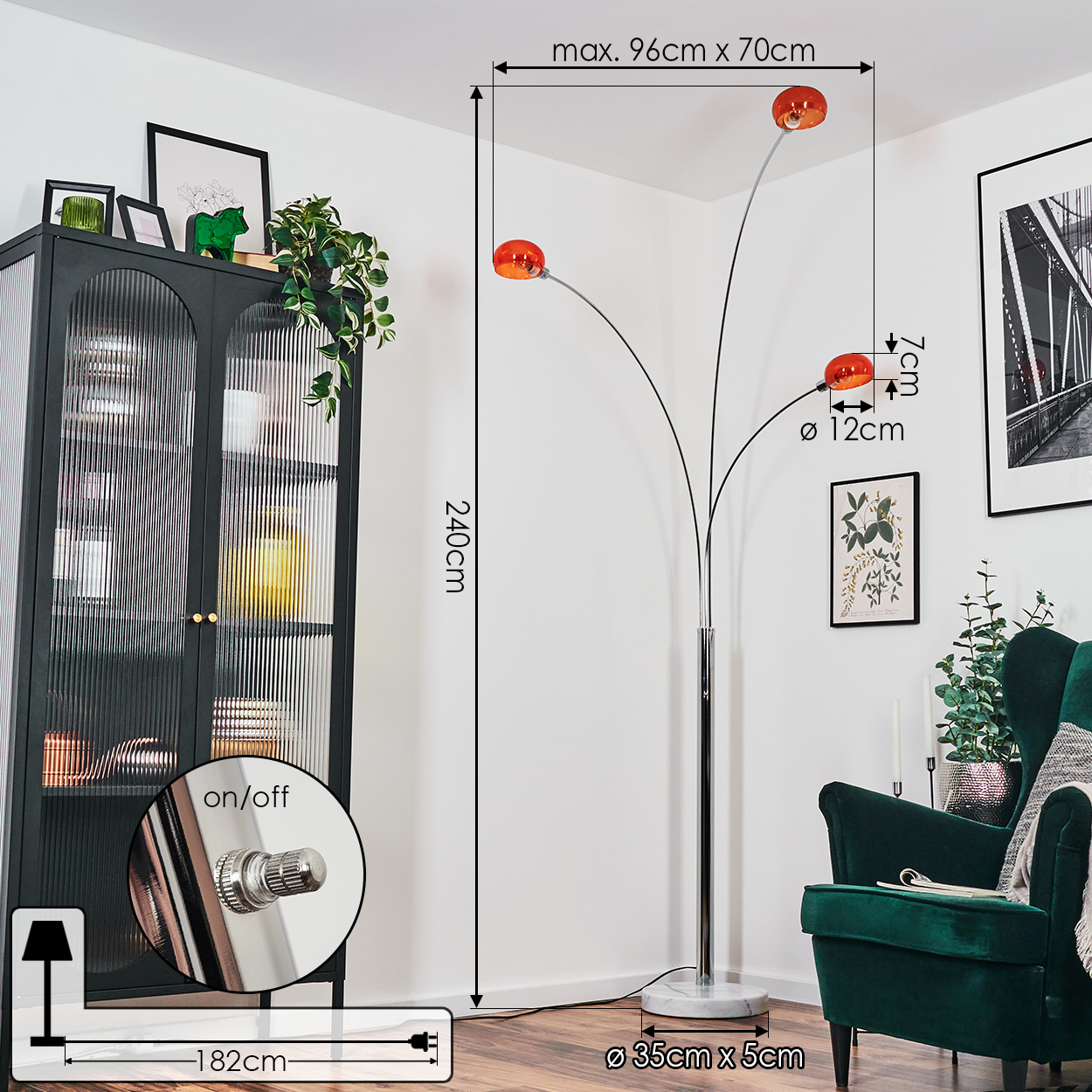 Eine moderne Stehlampe mit drei orangefarbenen Lampenschirmen. Die Lampe steht in einem Raum mit Möbeln und Kunstwerken.