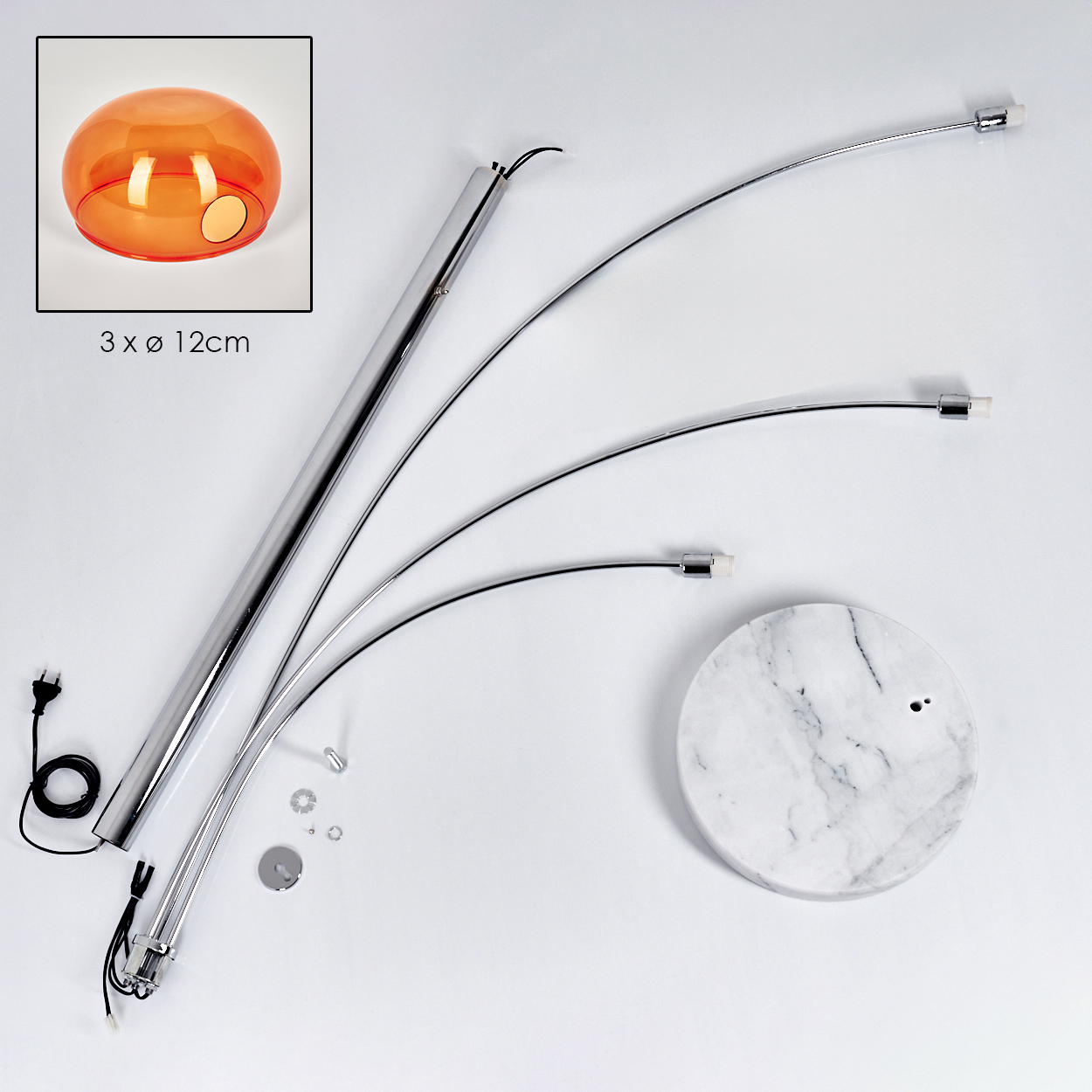 Zerlegte Lampenkomponenten. Enthält einen orangefarbenen Glasschirm, Chromstangen, einen Marmorsockel und verschiedene Kleinteile auf weißer Oberfläche.