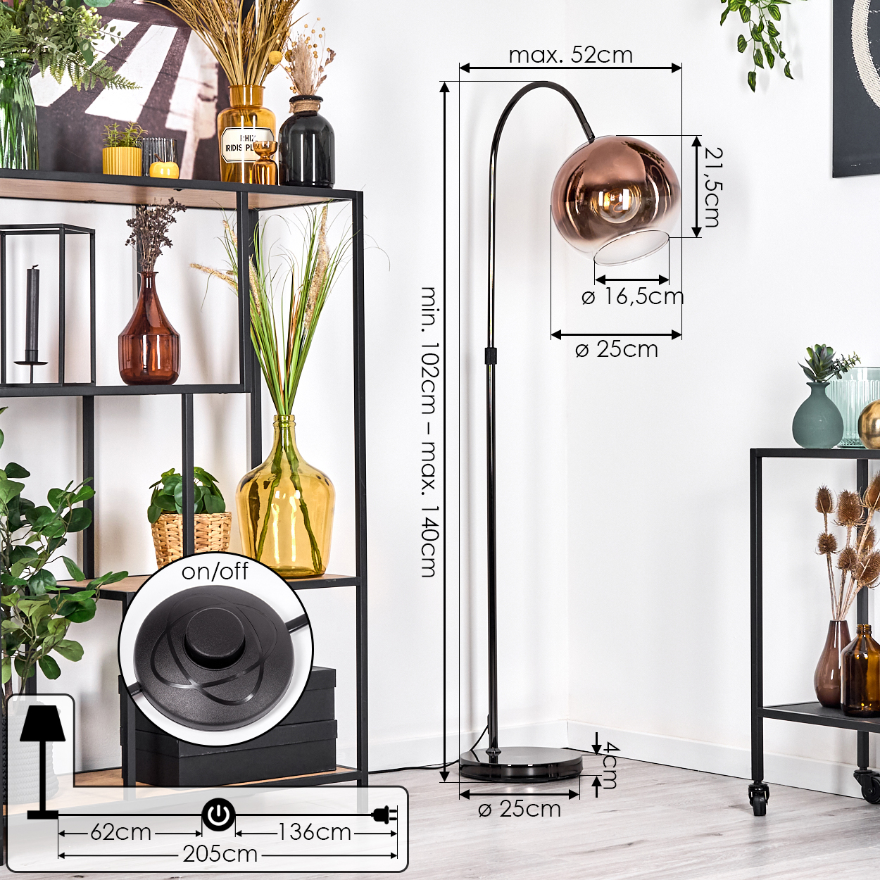 Eine moderne Stehlampe mit kupferfarbenem Lampenschirm. Die Lampe ist schwarz, mit angegebenen Abmessungen. Ein Regal mit Vasen im Hintergrund.