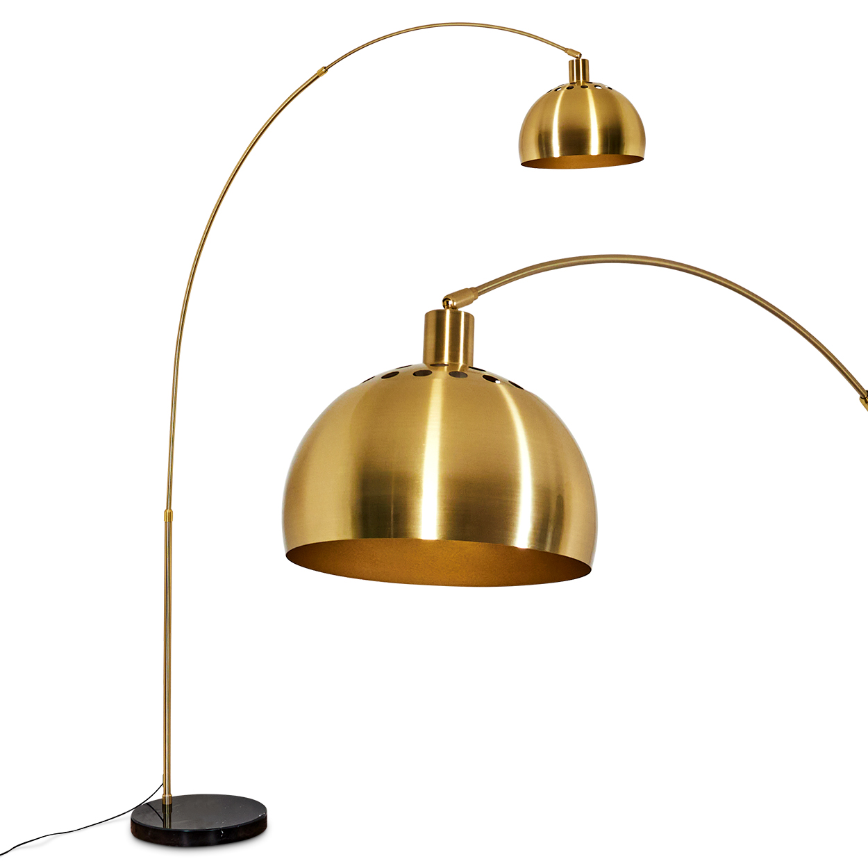Eine goldene Bogenstehlampe mit zwei Lampenschirmen. Der Sockel ist schwarz, die Schirme sind rund. Der Hintergrund ist weiß.