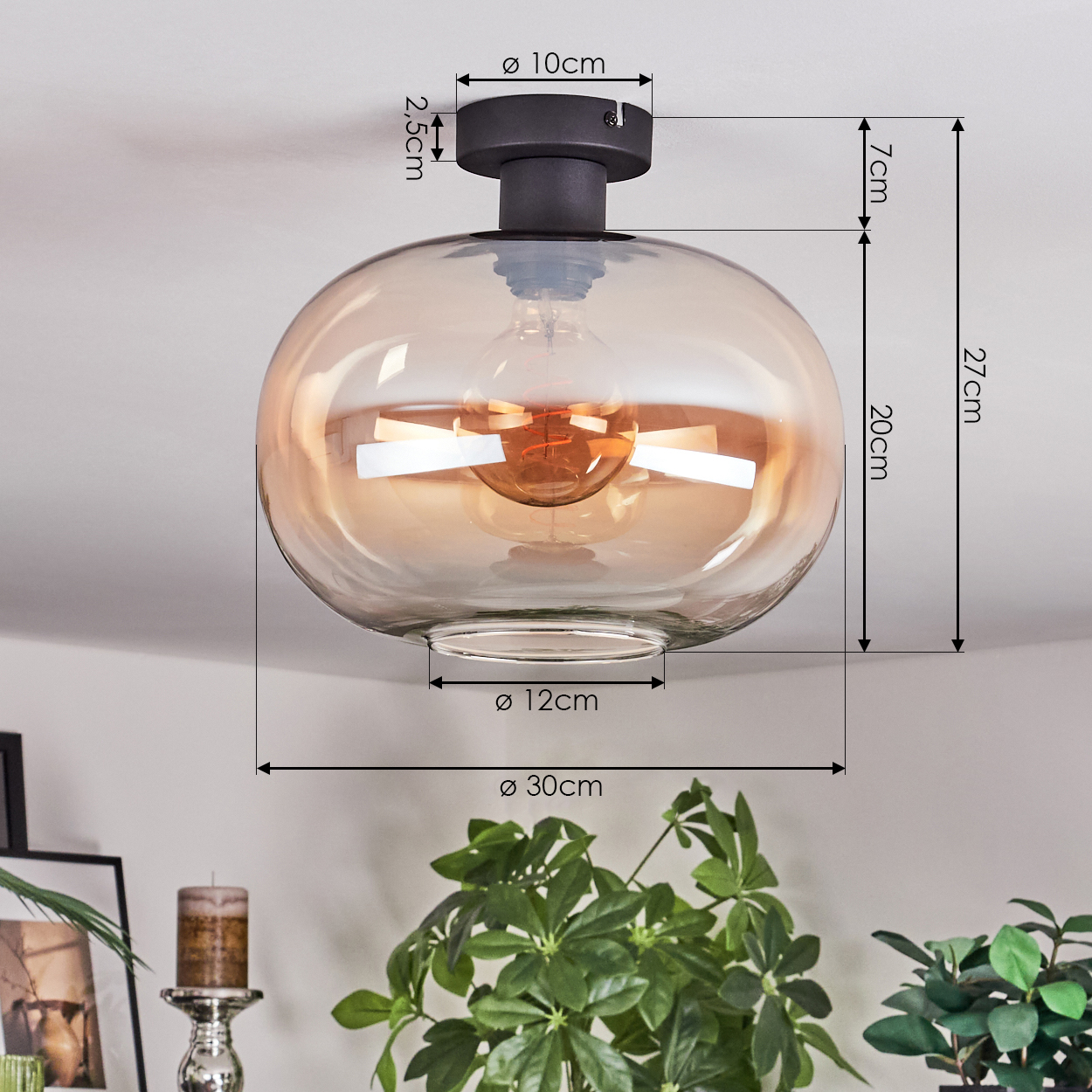 Eine moderne Deckenlampe mit rundem, bernsteinfarbenem Glasschirm, schwarzem Halter und sichtbarer Glühbirne. Abmessungen sind angezeigt.