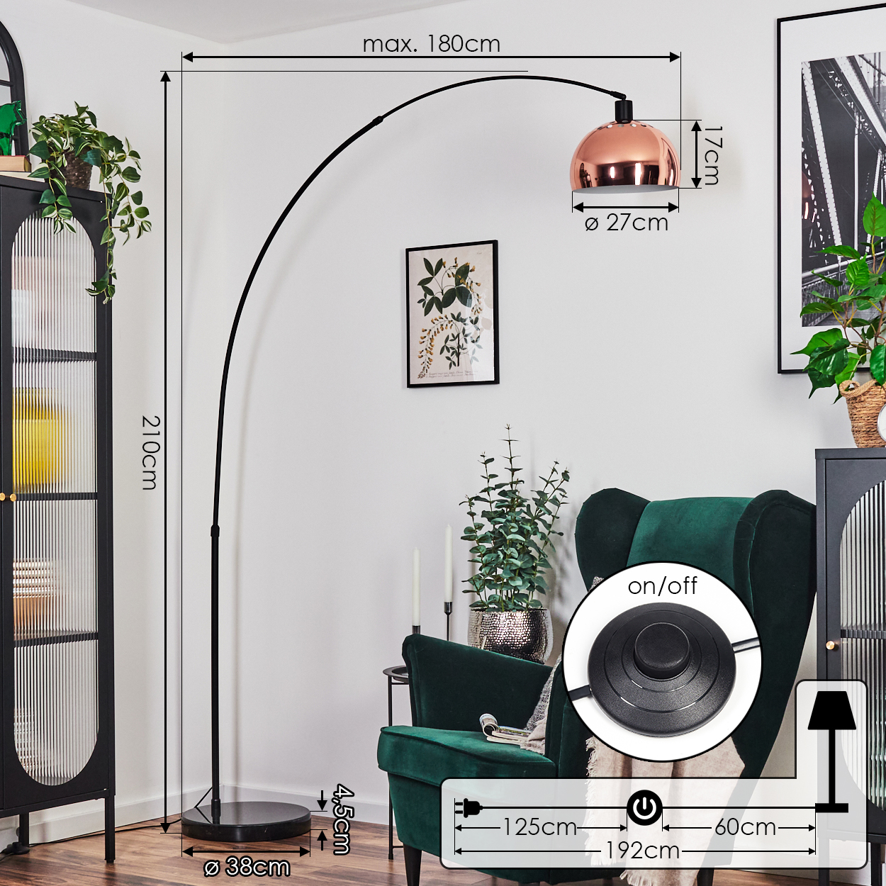 Modernes Wohnzimmer mit schwarzer Bogen-Stehlampe, Kupferschirm, grünem Sessel und schwarzem Schrank mit Pflanzen.