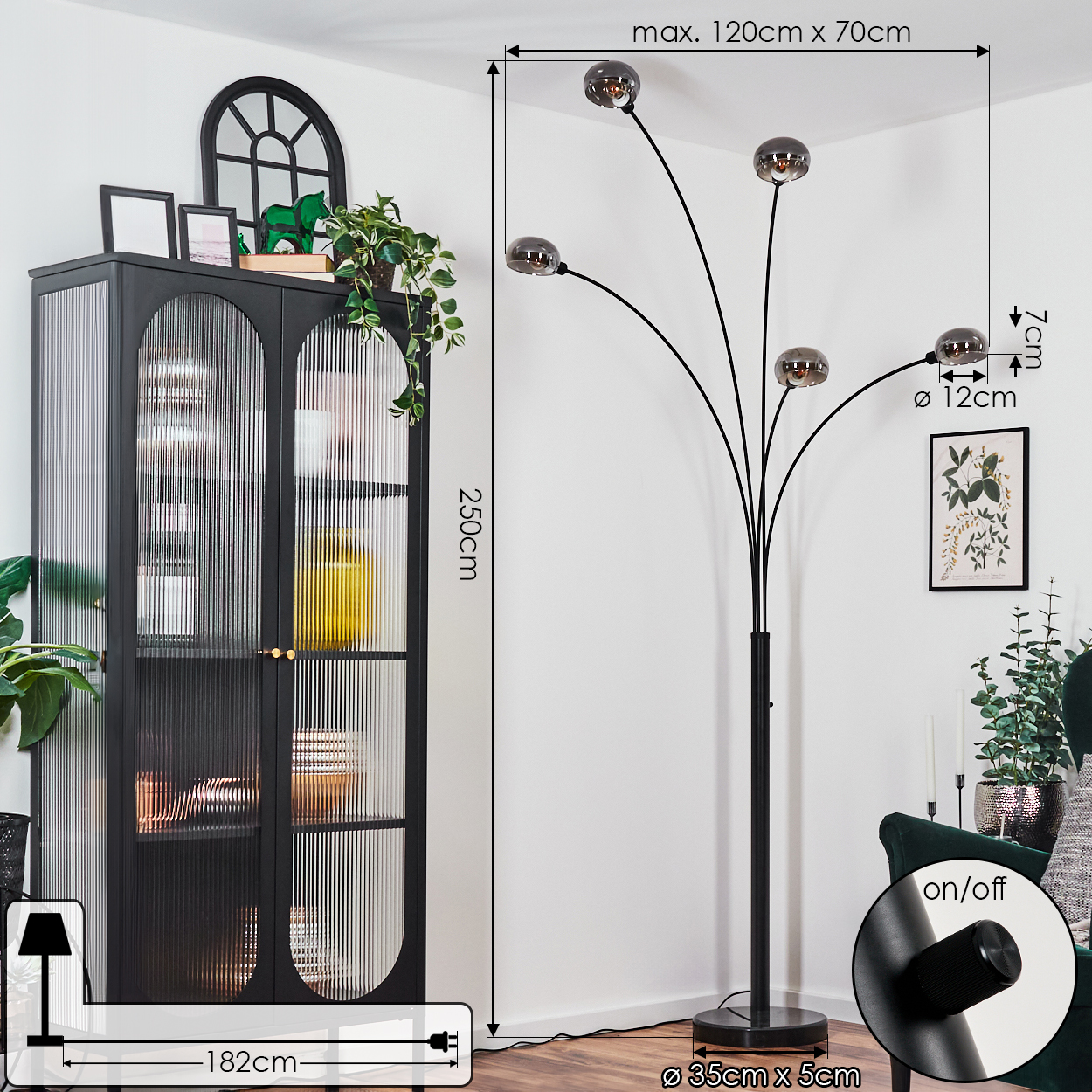 Ein modernes Wohnzimmer mit schwarzer Stehlampe, Schrank und grünem Sessel. Maße sind angezeigt.