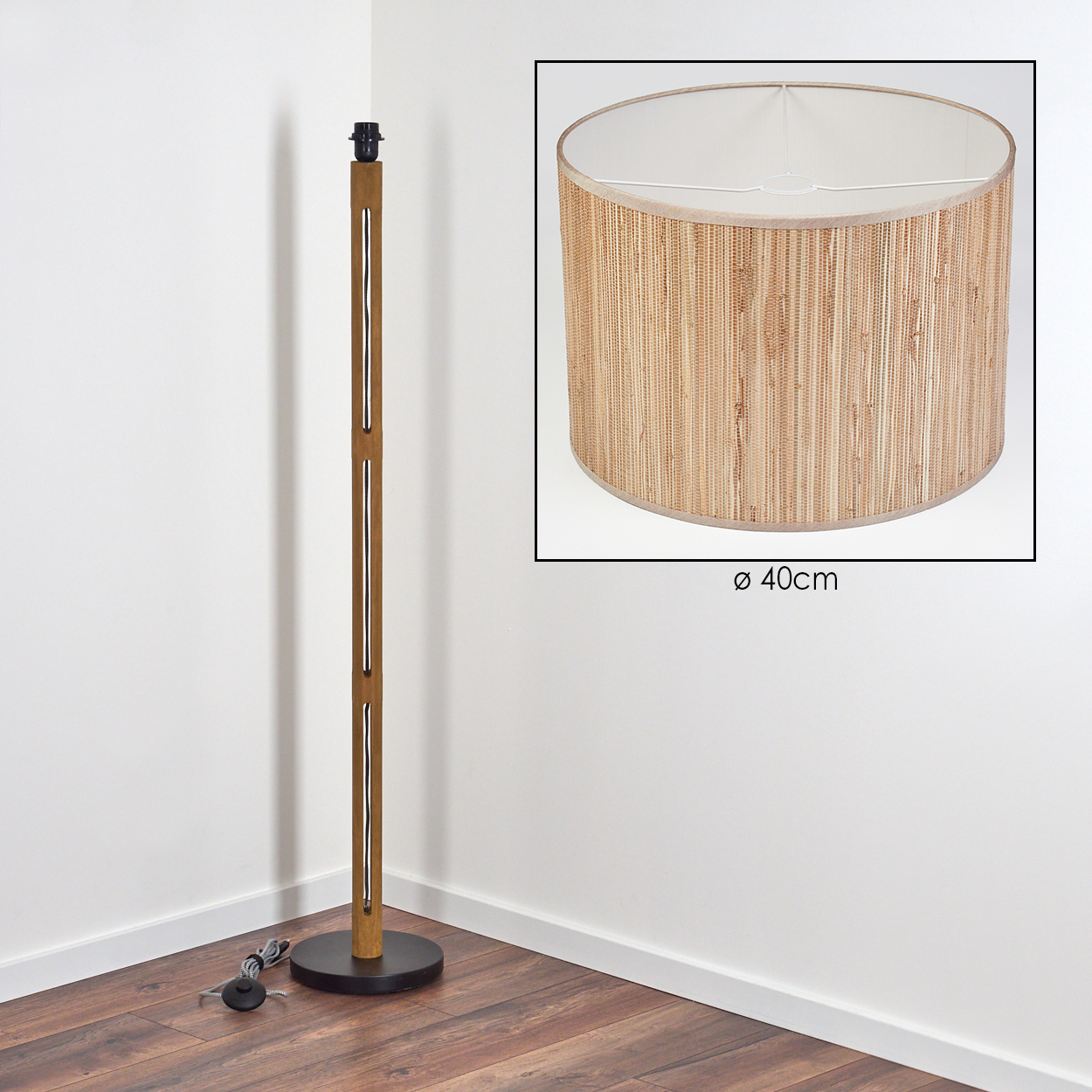 Eine Holz-Stehlampe mit gewebtem Lampenschirm. Die Lampe steht in einer Ecke mit weißen Wänden, und eine Nahaufnahme des Lampenschirms wird gezeigt.