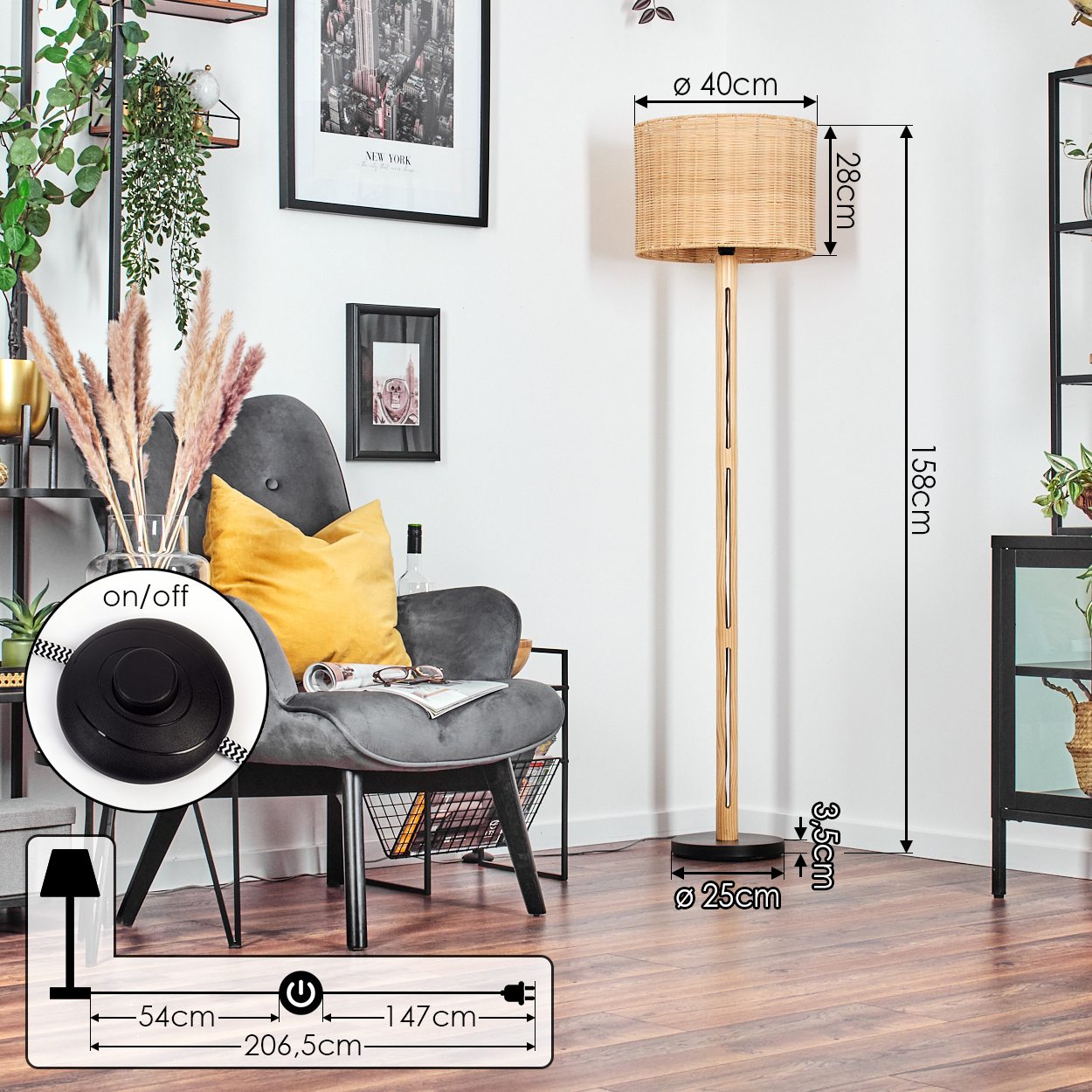 Ein Raum mit Stehlampe, grauem Stuhl mit gelbem Kissen und Dekoration. Maße sind auf der Lampe angezeigt.