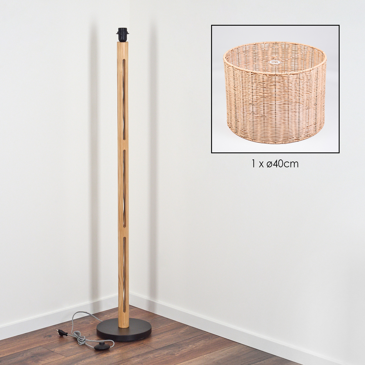 Eine Stehlampe aus Holz mit schwarzem Fuß und einem Lampenschirm aus Korbgeflecht. Der Lampenschirm wird separat in einem Quadrat gezeigt.