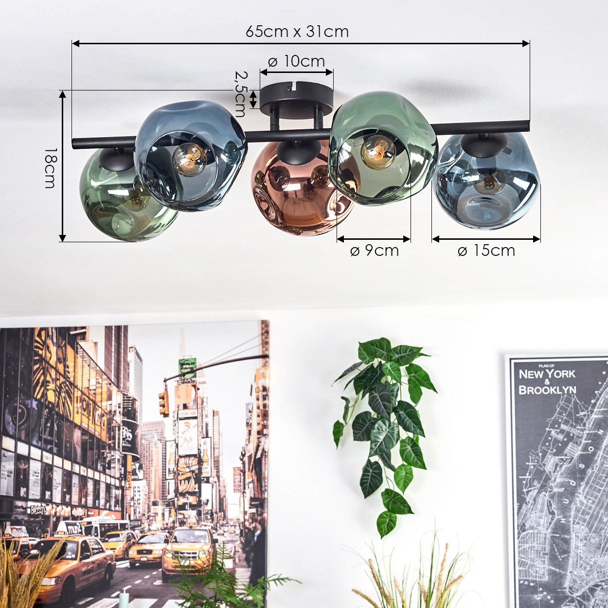 Eine moderne Deckenleuchte mit fünf verschiedenfarbigen Glasschirmen. Darunter ein Stadtbild, eine Pflanze und eine New York-Karte.