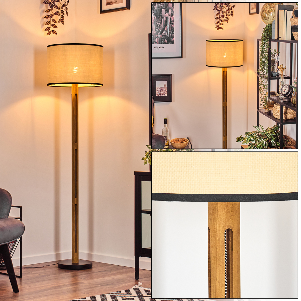 Eine Stehlampe mit beigem Lampenschirm und Holzständer steht in einem Raum. Im Hintergrund ein Regal mit Dekoration.