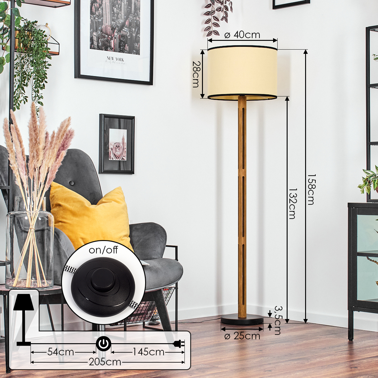 Eine Stehlampe mit beigem Lampenschirm steht neben einem grauen Sessel. Ein Ein/Aus-Schalter auf dem Boden und ein New-York-Bild an der Wand.
