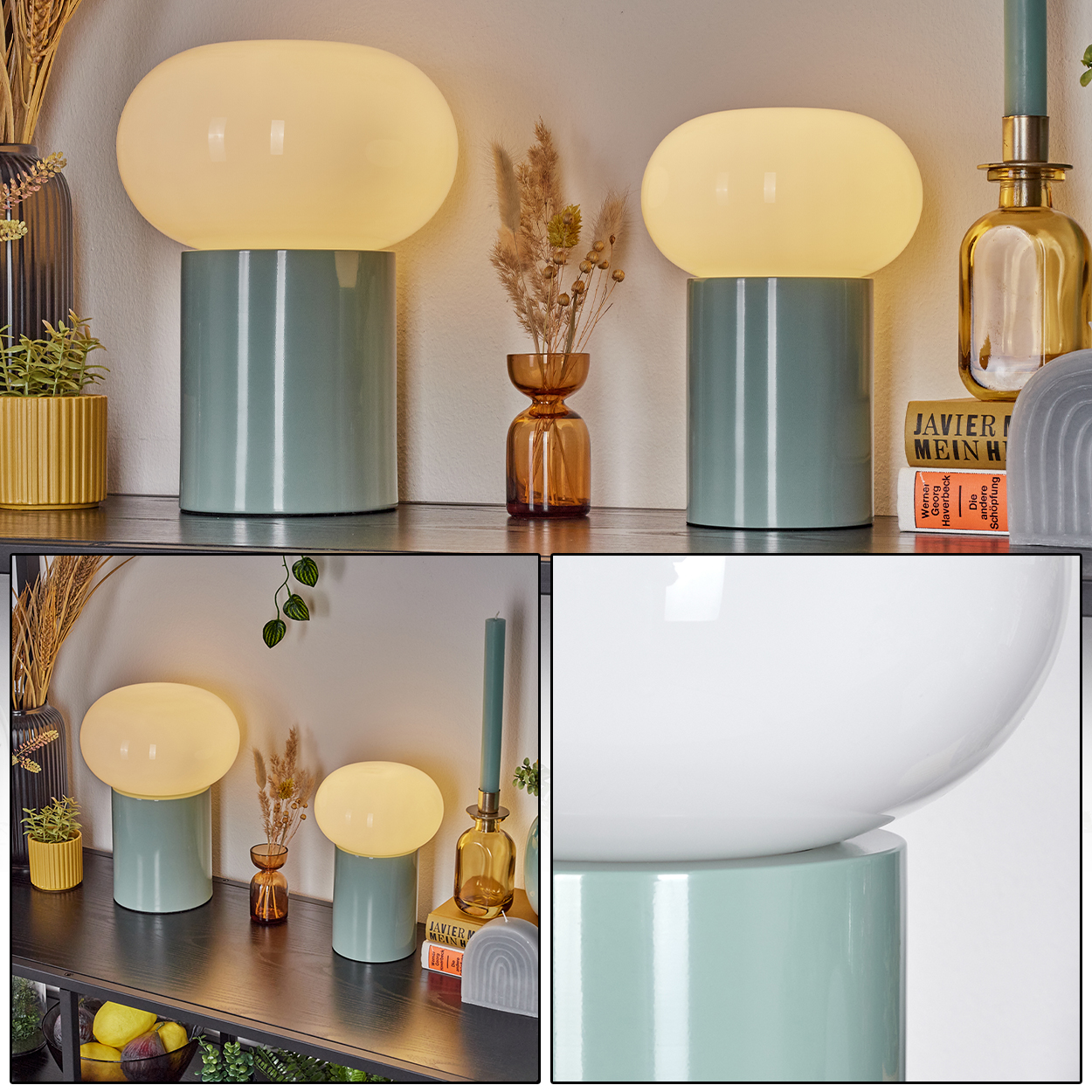 Zwei pilzförmige Lampen mit grünen Sockeln. Trockenpflanzen und Vasen schmücken das Regal.