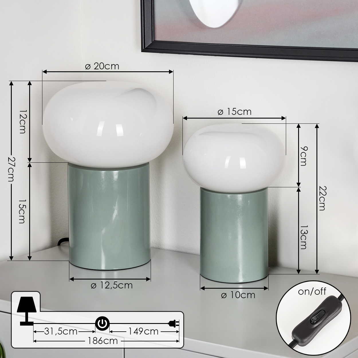 Zwei moderne Lampen mit weißen Kugeln und grünen Sockeln. Maße sind angegeben. Ein Ein-/Ausschalter ist sichtbar.